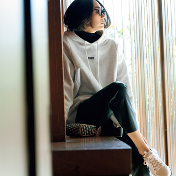 大人のネックレス 復活 存在感たっぷりのエルメスのネックレスで攻めのコーディネート Web Eclat 50代女性のためのファッション ビューティ ライフスタイル最新情報