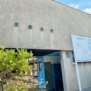 「公民館前」バス停 公民館では地元の高齢者の方がレクレーションでゲームをして楽しんでおられました。
