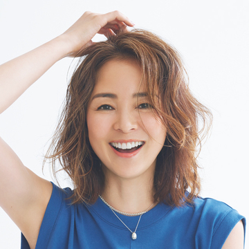 厚みのあるカットベースで 上品さと涼しげな印象を両立 Shihoのミディアムヘアスタイル Web Eclat 50代女性のためのファッション ビューティ ライフスタイル最新情報