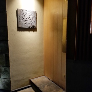 なんともオシャレなたたずまい。深夜まで営業しているのもうれしいところ。