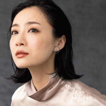 ナチュラルなのに 凛とした印象を作る まろやかオレンジリップ 50代のリップ Web Eclat 50代女性のためのファッション ビューティ ライフスタイル最新情報