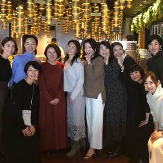 石田編集長を囲んで!↑↑白パンツが私です。