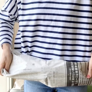 コンバースのお手入れ方法③ 筒ができたら両端をもつ。