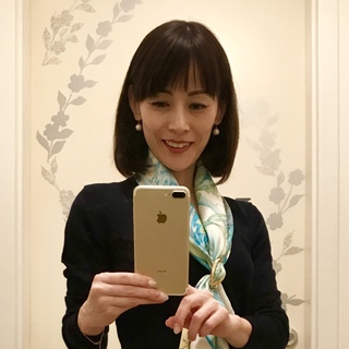 スカーフリングにスカーフを通したらパッと形が決まります