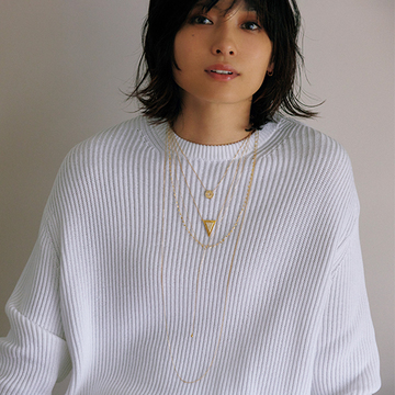 おしゃれ上級者確定 グレーのvネックニットにはシルバー 黒のネックレスが有効 Web Eclat 50代女性のためのファッション ビューティ ライフスタイル最新情報