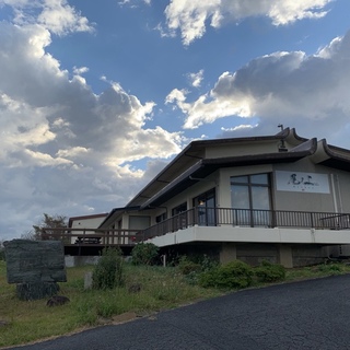 海に面した崖の上のポニョ的ポジションに建つ「尾ノ上Ryokan」