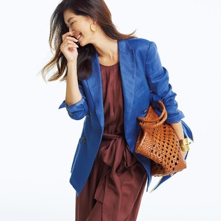 ロイヤルブルー エレガントさを頼りにあえてやんちゃに遊んでみる ファッション誌marisol マリソル Online 40代をもっとキレイに 女っぷり上々