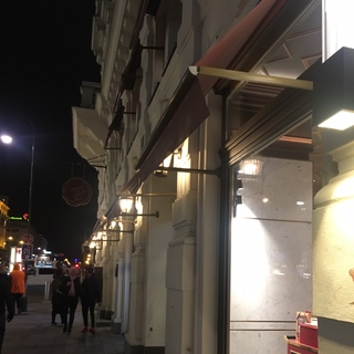 有名な「ザッハー」。美味しいケーキやチョコレートがカフェの隣のお店で買うことが出来ます。カフェで頂くケーキをホールで日本へのお土産やプレゼントに買ったりします。
