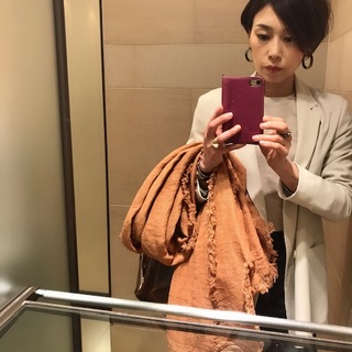 デニムコーデを盛り上げる白ジャケットで大人女子会へ ファッション誌marisol マリソル 40代をもっとキレイに 女っぷり上々