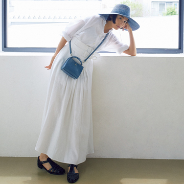 ブラックヌーディサンダルをコーデの引き締め役に 真夏の 買い足し 小物 Web Eclat 50代女性のためのファッション ビューティ ライフスタイル最新情報