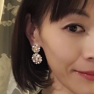 白パールの大ぶりなピアスが、顔周りを華やかにしてくれます。