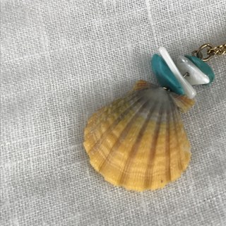 自分でターコイズなどを付けてアレンジしました。