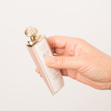 容器の先端がマッサージャーになっているので、目もとケアがこれ1つでできる