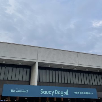 青色の看板を発見!!ワクワクが止まりません・・・。