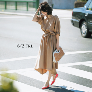 知的ベージュワンピには あえての ぺたんこ靴 が若見えの極意 ファッション誌marisol マリソル 40代をもっとキレイに 女っぷり上々