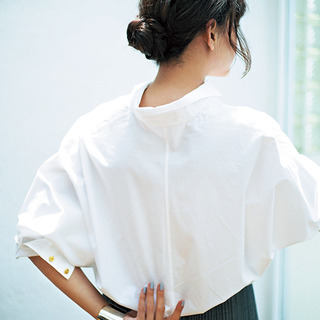 お出かけ前の5秒で変わる 大人のシャツの 着こなし テク ファッション誌marisol マリソル Online 40代をもっとキレイに 女 っぷり上々