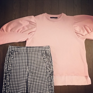 天気の良い週末は「ZARA」のスウェットとフリルパンツで楽しく軽快に楽ちんコーデ!_1_2