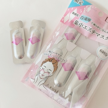 アナ スイの人気ベースコートを塗れば、リムーバーを使わずにお湯でネイルカラーをオフできる。