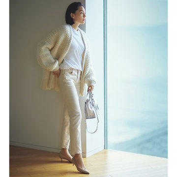 カーディガンやパンツ 真冬の大人を素敵に見せる白アイテム Web Eclat 50代女性のためのファッション ビューティ ライフスタイル最新情報