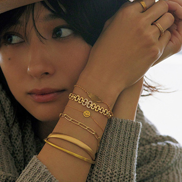 おしゃれ上級者確定 グレーのvネックニットにはシルバー 黒のネックレスが有効 Web Eclat 50代女性のためのファッション ビューティ ライフスタイル最新情報