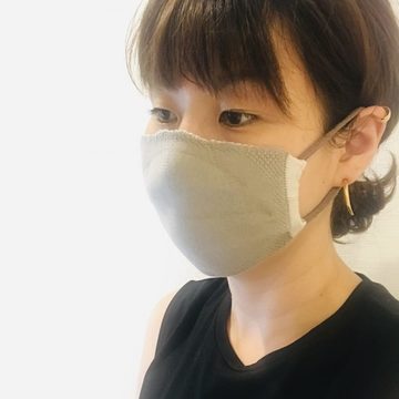 リバーシブル布マスクの着用写真①