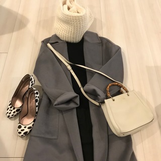 ニット、パンツ、コートは写真1枚目と同じ。Snood UNIQLO / Bag GUCCI / Shoes Kanematsu
