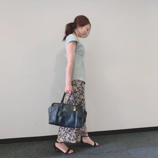 今まで黒やアイボリー、ベージュのトップスを合わせていたこちらの花柄スカートもミントグリーンと合わせることでとても新鮮!