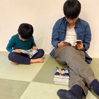 いとこで一番年長(高2甥)と一番年少(年中次男)静かだなと思ったら、漫画を読む二人(笑)微笑ましくてパシャリしました♡