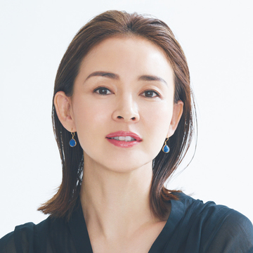 くせ毛を生かしたヘアでつくるおだんごは ラフな雰囲気を演出 Shihoのミディアムヘアスタイル Web Eclat 50代女性のためのファッション ビューティ ライフスタイル最新情報